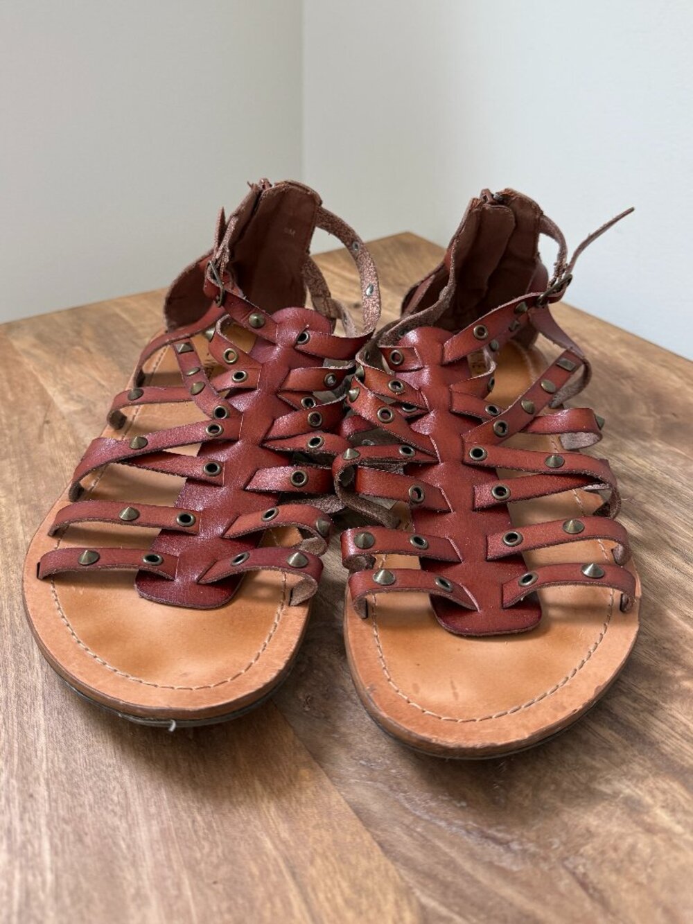 NINE WEST Brown Leather Studded Gladiator Sandals Rear Zip Flat Boho Size 9